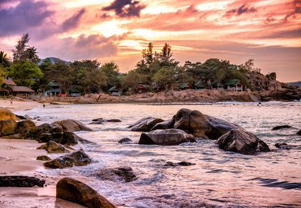 美丽的海景。在热带的海边，海浪日落