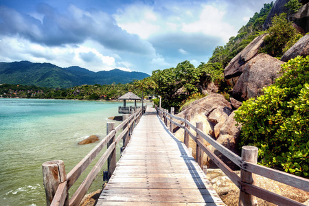 长长的木制桥亭在美丽的热带岛屿海滩 s