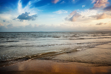 美丽的海景。在热带的海边日落