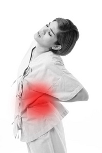 患有腰痛 脊骨或脊柱的肌肉拉伤的女人