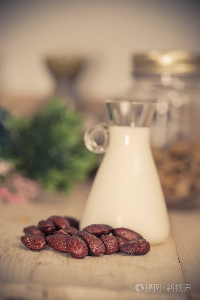 杏仁焦糖牛奶在桌子上选择性的焦点浅景深