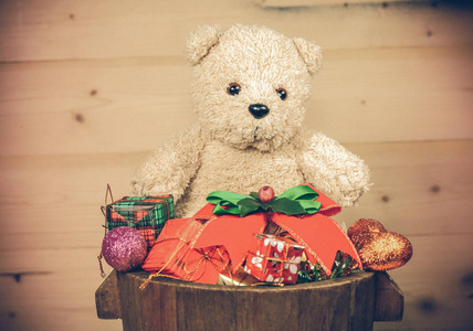 熊玩具与礼品盒