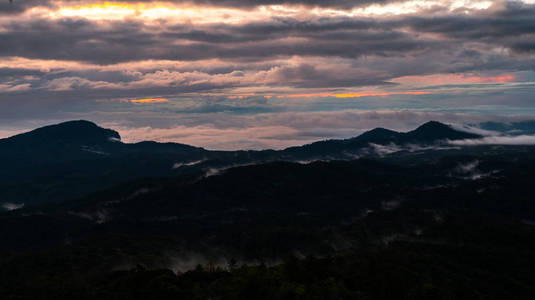日出，doi intanon 国家公园的视点，清迈泰国
