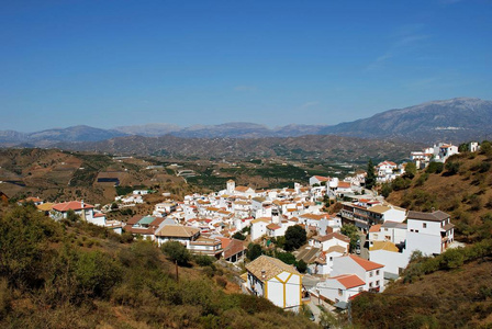 粉饰的村庄和周边农村，Iznate，西班牙视图