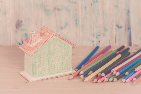 用彩色铅笔在桌子上的微型模型房子