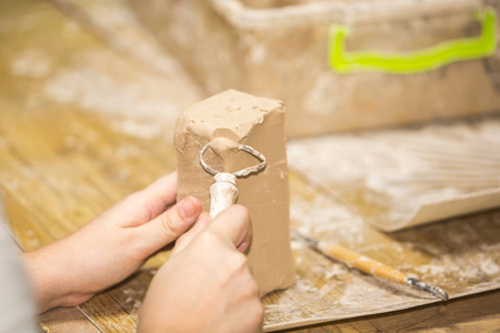 制作陶瓷罐子从粘土的过程