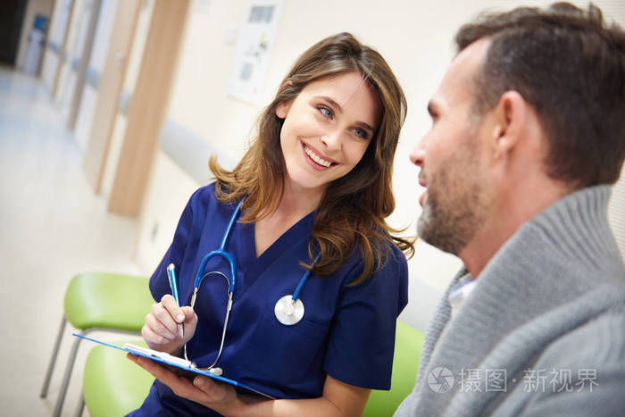 女性外科医生咨询