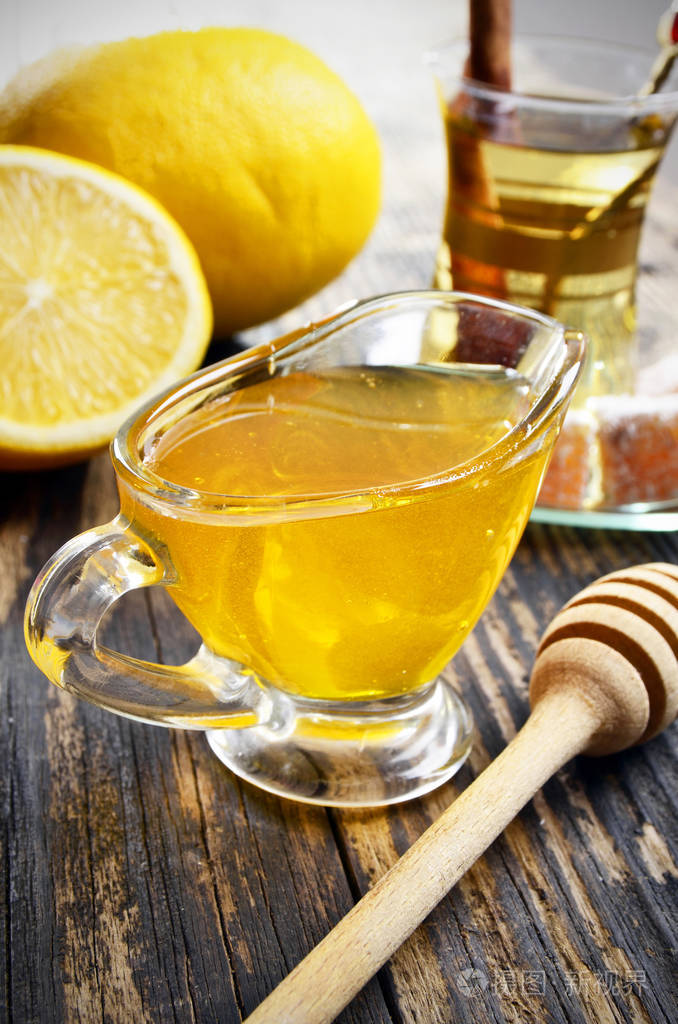 蜂蜜柠檬和一杯茶