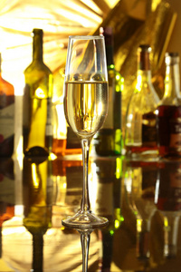 杯葡萄酒 白兰地酒或白兰地镜子木制的桌子上
