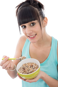 吃健康的早餐麦片粥碗里的年轻女孩