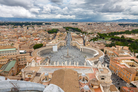 多云观梵蒂冈与罗马圣伯多禄大殿，意大利拉齐奥大区的圆顶建筑的顶部