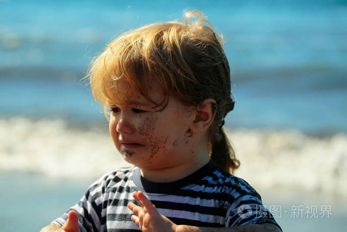 可爱的不开心宝贝男孩哭因为他的脏脸和头发