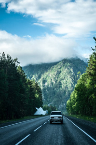 那辆旧车在山路上