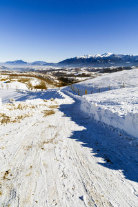 在冬季景观在喀尔巴阡山区公路