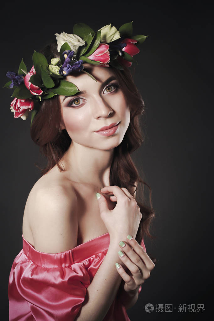 快乐快乐春天的女人.夏天的女人穿着粉红色的长衣裙