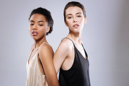 国际模特美丽迷人的女模特摆姿势与双手交叉照片