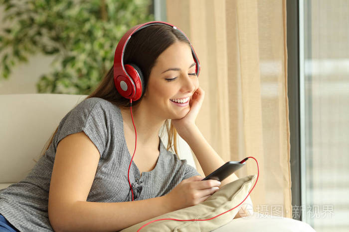 快乐的女孩,听音乐,选择歌曲