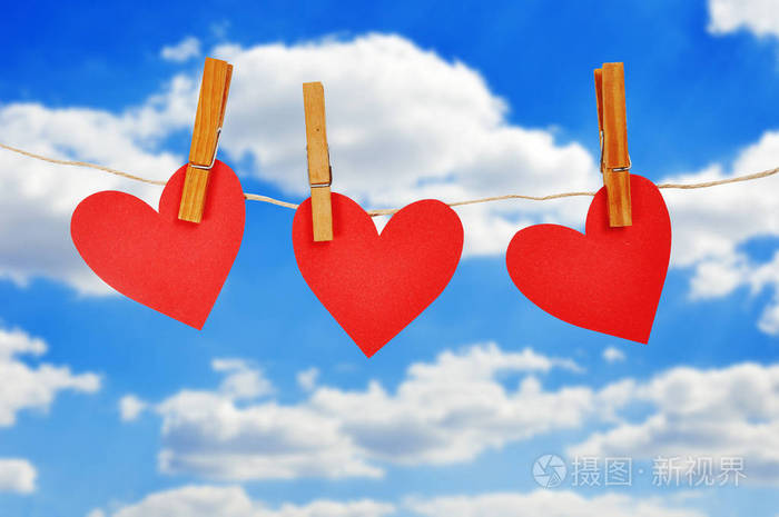 三个纸做的爱心挂在字符串