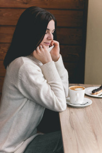 喝杯茶或咖啡的美丽女人