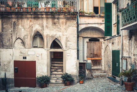 美丽的老门面与窗户上的百叶窗。意大利