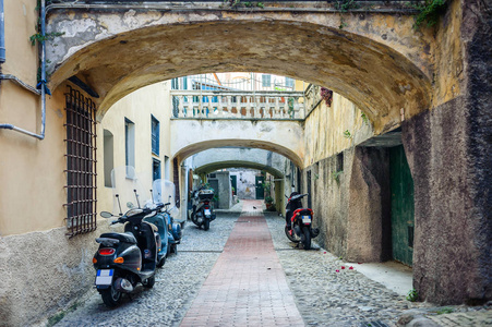 古代的文蒂米利亚小镇的街道。意大利