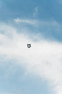 在天空中跳伞