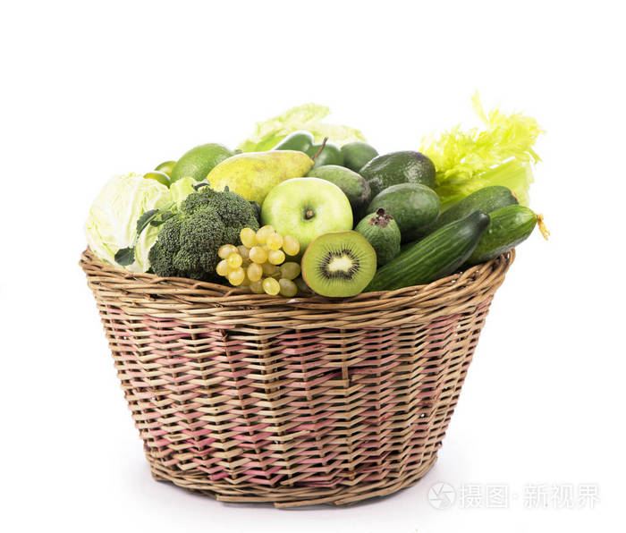 新鲜蔬菜在篮子里孤立