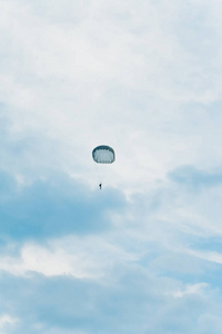 在天空中跳伞