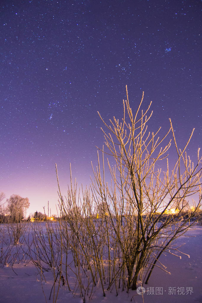 满天的星星下雪的冬天村