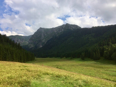 这座山的全景