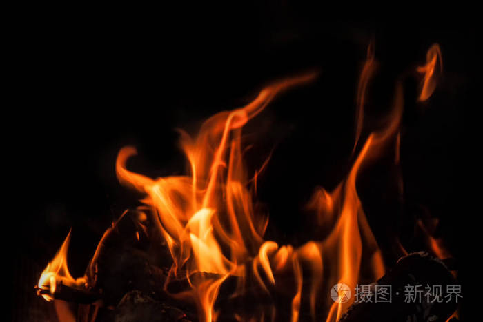 黑色背景上的火火焰