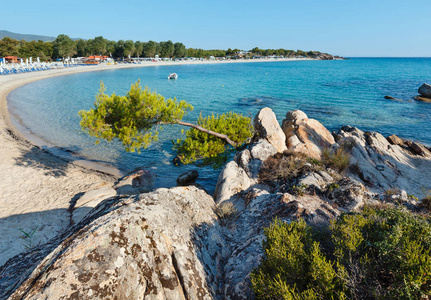 夏天的早晨 Platanitsi 海滩，遮阳伞和希腊