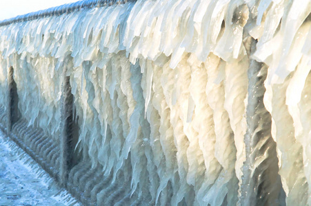 巨大的冰柱, 在码头上结冰