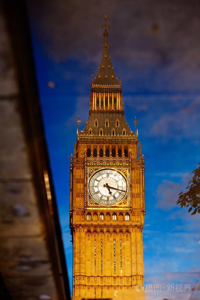 大钟楼的水坑里反射伦敦