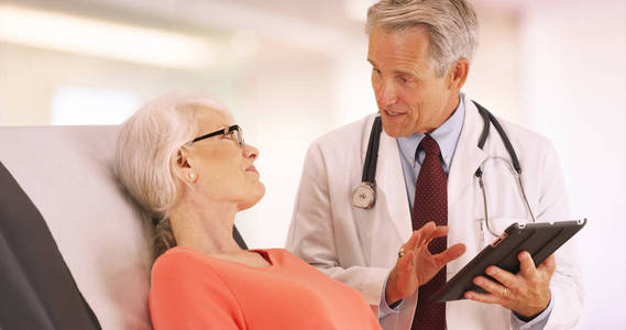 医生和办公室里的老年妇女病人谈话