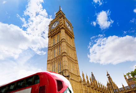大本钟塔和在英国的伦敦巴士图片