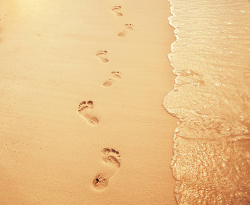 脚步在沙滩上.复制空间照片