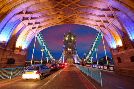 在泰晤士河上的伦敦塔桥日落图片