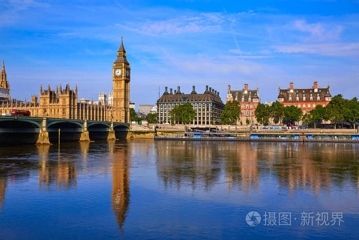 大钟楼和泰晤士河河伦敦
