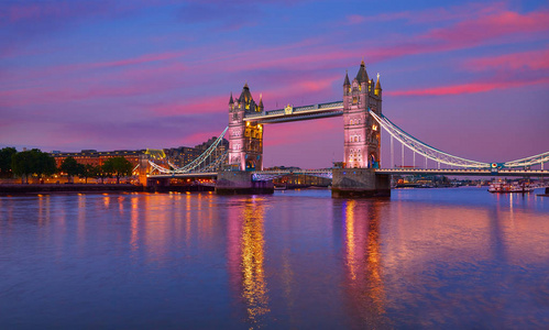在泰晤士河上的伦敦塔桥日落
