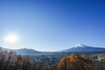 明亮的阳光下，在秋天早晨富士山视图