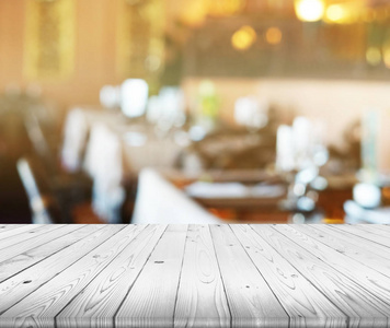 实木台面上模糊的餐厅景背景图片