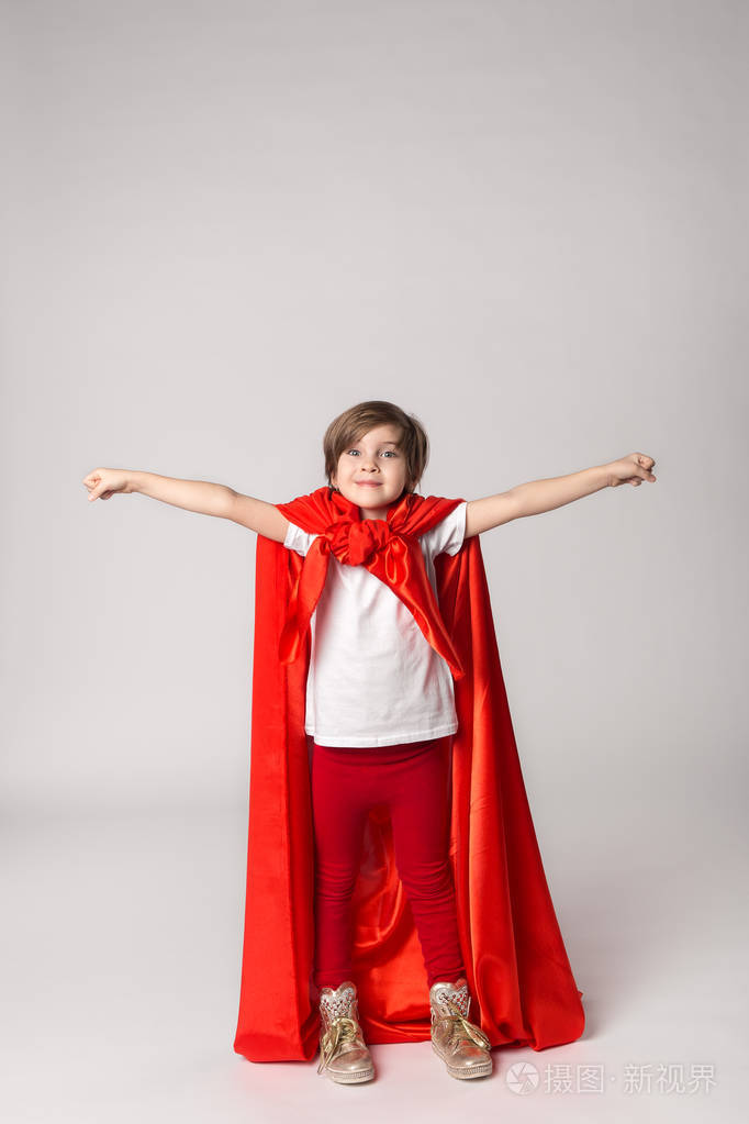 美丽的超级英雄孩子披着红斗篷