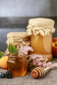 罐子里的蜂蜜，秋季水果
