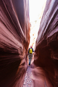 男子徒步旅行者在一个狭窄的峡谷
