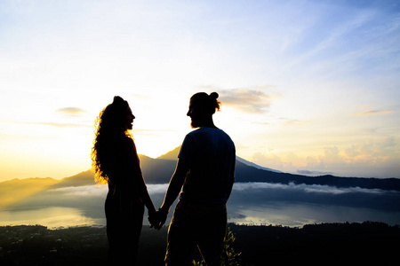 在阳光下幸福的夫妇。巴图尔火山，印度尼西亚巴厘岛