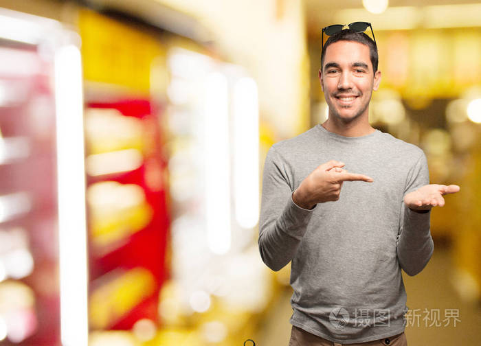 很酷的年轻人做举行手势