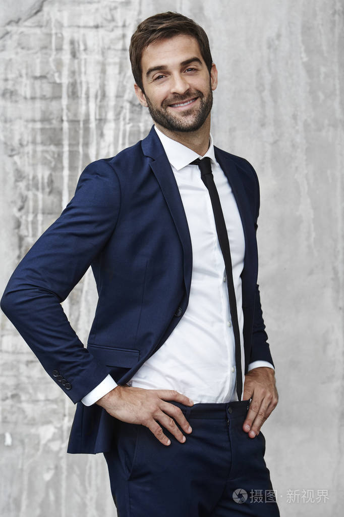自信的男人穿西装