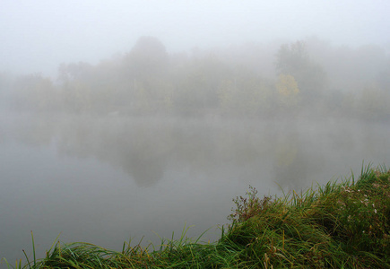 湖面上浓雾