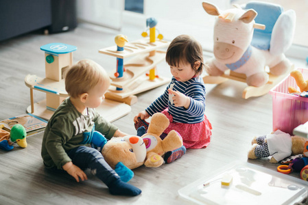小女孩和男孩玩玩具的家